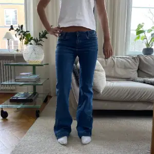 Säljer dessa skitsnygga jeansen, jättesnygga älskar dom!!!😍😍  Midjemått 36cm, innerbenslängd 82cm❤️