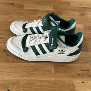 adidas Originals Forum storlek 44 - Säljer mina adidas Originals Forum som är aldrig använda. Storlek 44, säljer dem för att jag har andra liknande skor
