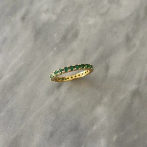 Ring  - Guldring med gröna stenar. Jag köpte den för 700 och säljer för 350 