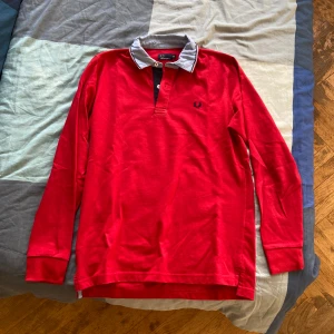 Fred Perry långarmad pikétröja  - Nyskick, passar inte längre, använt två tre gånger