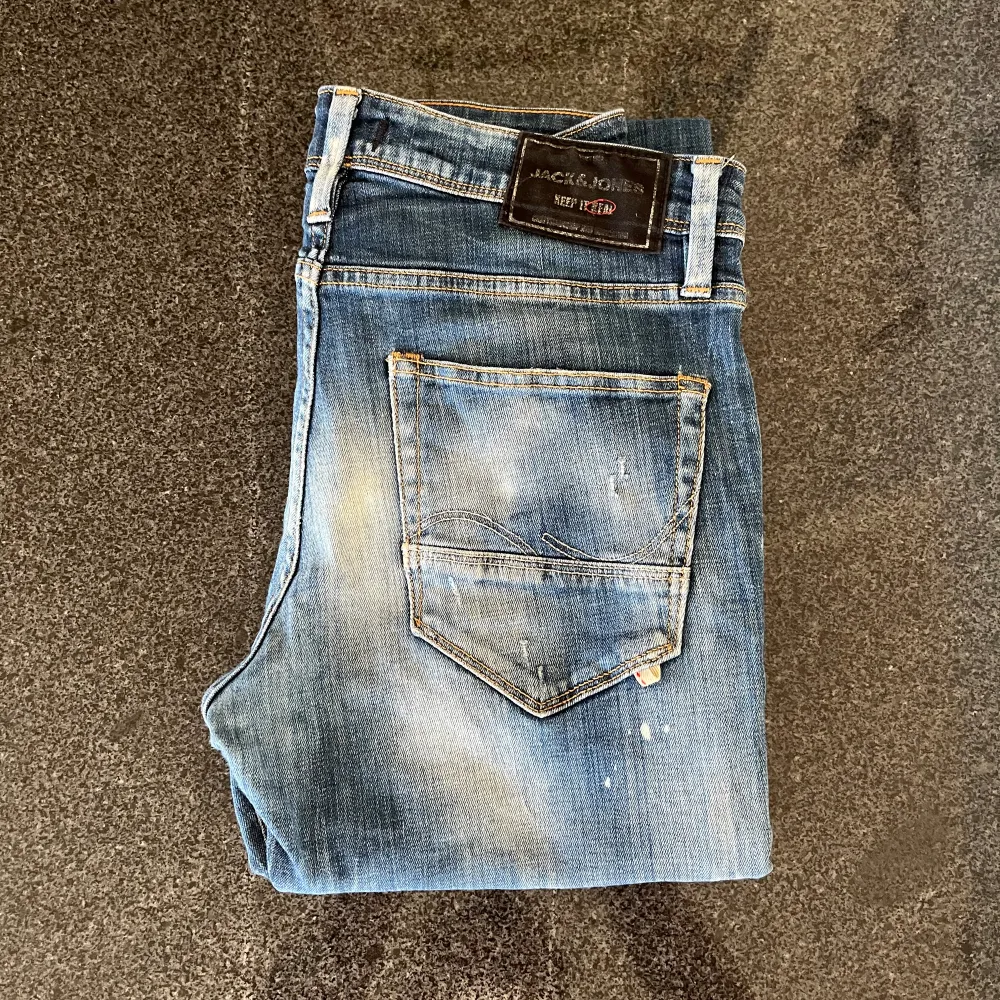 Tja! Säljer nu dessa sjukt feta och eftertraktade Jack&Jones jeans i den populära modellen glenn i storlek 30:30. Färgen passar perfekt nu inför våren. Skicket är 9,5/10, helt nya. Nypris ligger 1000 kr. Vid fler frågor/bilder är det bara att skriva!. Jeans & Byxor.