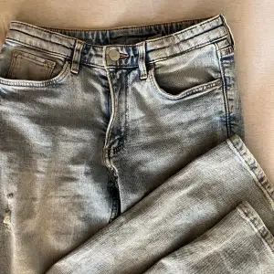 straight lowaist jeans med håll i  Bra skick och är liten i storlek  För fler frågor/bilder skriv privat 🫶
