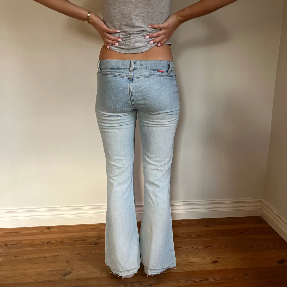 Midjemått( rätt över): 36cm  Inerbenslängd: 78cm   Köp dem via ”KÖP NU” eller Swish  Modellen är 170 cm, inga defekter 💕. Jeans & Byxor.