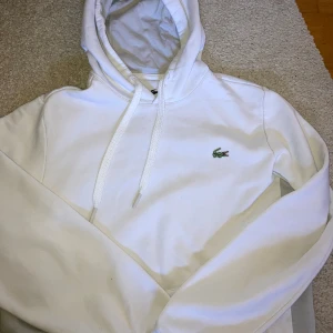 Lacoste hooddie - Inte använd bara provad utan defekter. Buda eller kom privat för att diskutera pris/ fler bilder. 