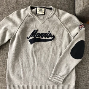 Grå Morris Tröja - Perfekt till sommarkvällen. Riktigt bra skick. Riktigt snygg tröja.  Har för mig att nypriset på den här var runt 1 300kr 