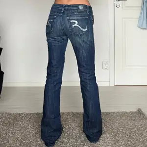Säljer dessa jättesnygga jeans köpta på Plick då de tyvärr inte kommer till användning längre🌸 Innerbenslängd: 82cm, midjemått: 36cm. Kan skicka fler bilder om det önskas (tre första är lånade)🤗