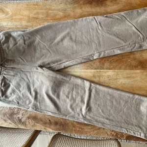 Axel Arigato sweatpants - Storlek large. Lite korta på mig o jag e 191cm  Liten fläck på insidan lår annars hela o rena