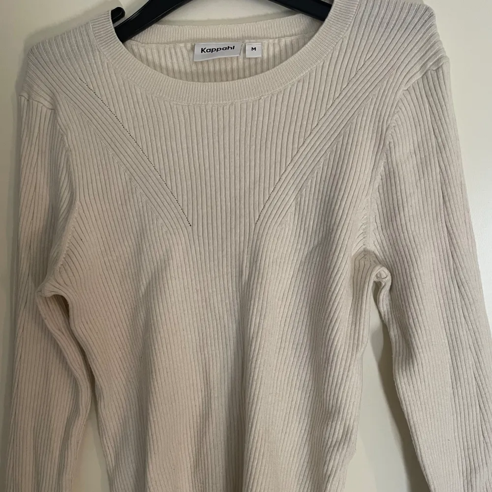 Långärmad tröja från kappahl köpt för några månader sedan använd 1 gång, st M. Tröjor & Koftor.