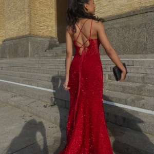 Balklänning  - Balklänning Köpt från vinted, använd 2 gånger!  Röd med paljetter. Storlek 40 men har justerbara band i ryggen som gör så att man kan reglera passformen:)  Skriv vid frågor och önskan om fler bilder! 