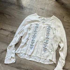 Skjorta/Blus/Blommor - Så himla himla fin! Var på secondhand såg den påväg till kassan så köpte den utan att prova, testa den hemma var förstor på mig som är. XS.  Skulle säga att det är en Storlek: M Såg även att den har flek som man ser på sista bilderna har inte testat 