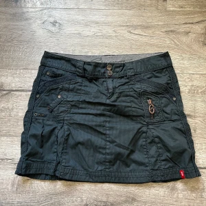 Kjol/Vinted - Storlek: 42  Skit cool!!! Köpte den på secondhand kunde inte låta bli köpa den även fast den inte var min storlek, har aldrig använt den såg att den hade fläck bak vet inte om det går få bort inte testat men super fin annars!
