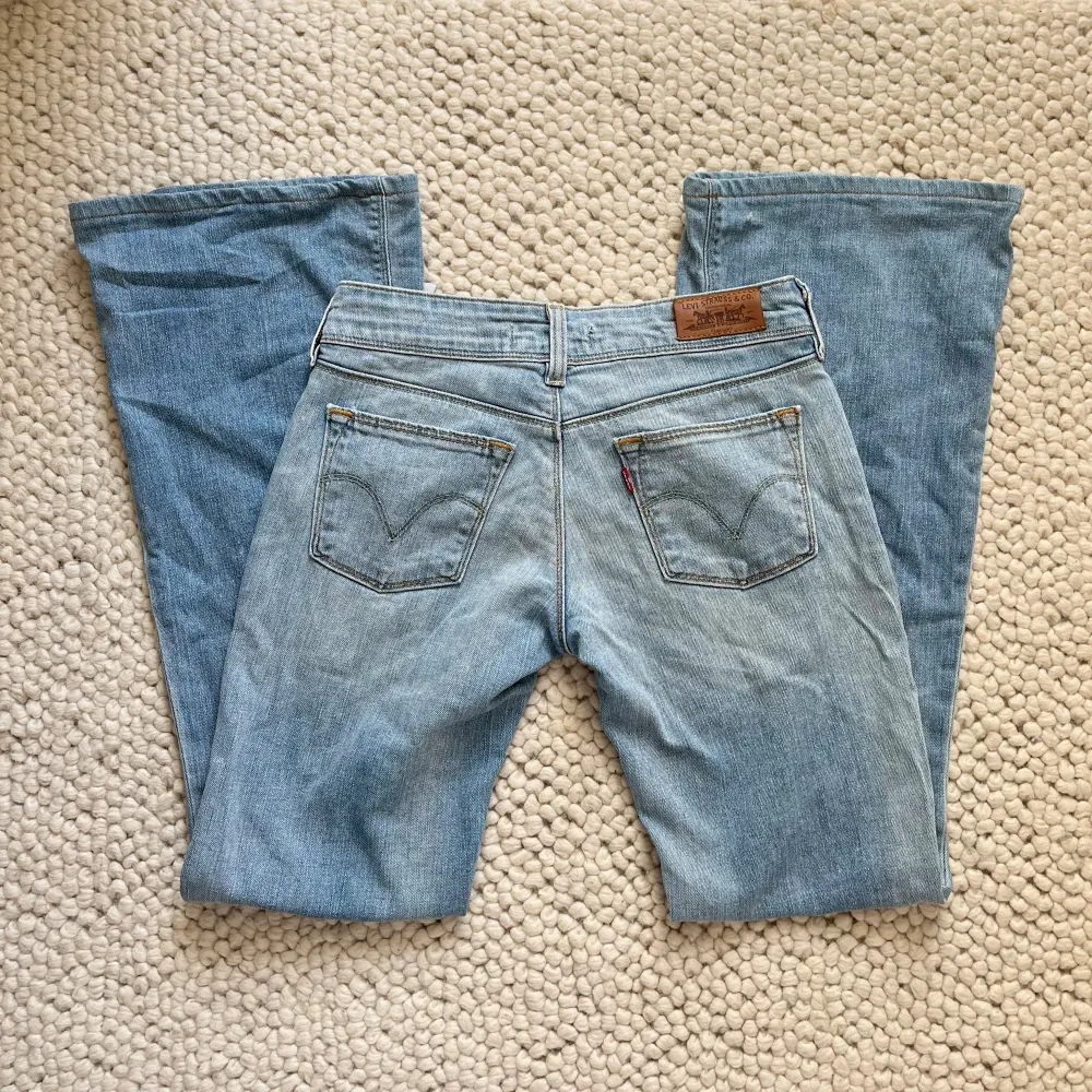 Supersnygga lågmidjad bootcut jeans från Levis. Midjemåttet är ca 37 cm rakt över och innerbenslängden 77cm. Har inga bilder på pga att de inte passar.. Jeans & Byxor.