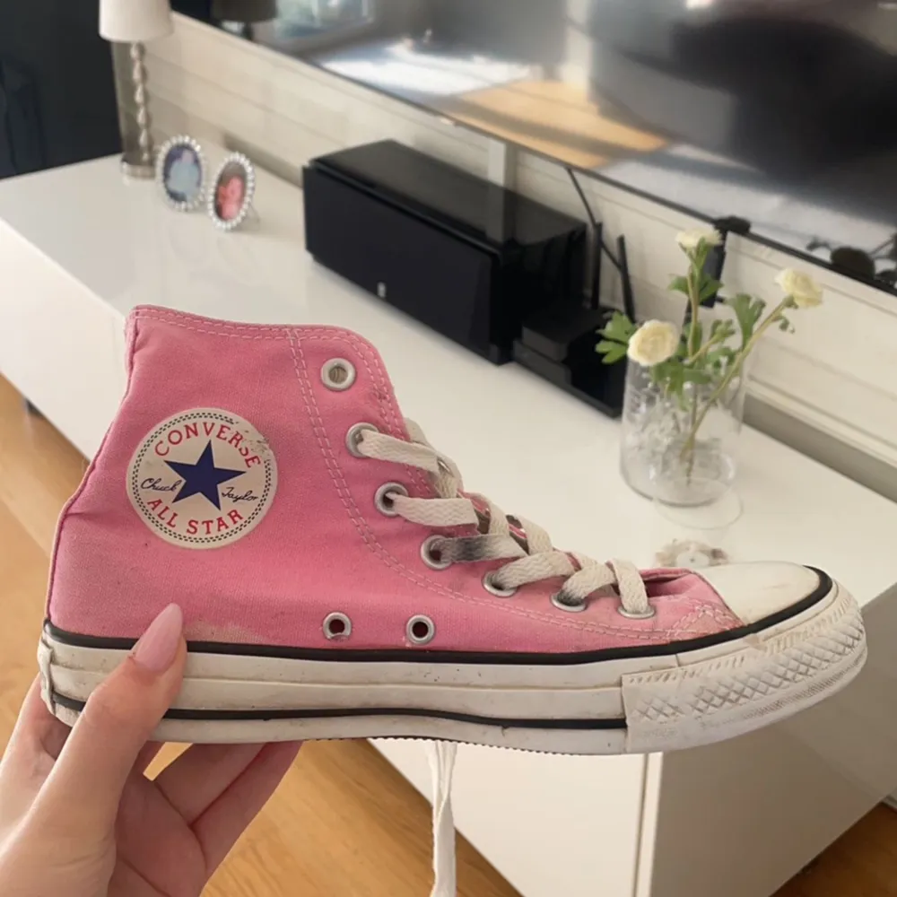 Säljer desss rosa converse skor, skicket ser ni på bilden. Men super fina. Nya snören ingår❤️. Skor.
