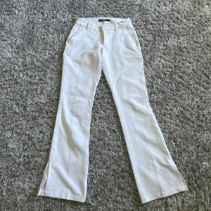 Kostymbyxor  - Ifrån Bikbok, med slits där nere🩷nyskick! Säljs då jag aldrig använder de🩷