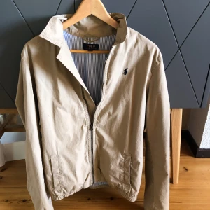 Ralph Lauren wind jacket  - Ralph Lauren wind jacket perfekt för sommar kvällar eller som vår/höst jacka. Använd ett fåtal gånger så är i väldigt bra skick 9,5/10, Storlek 18-20/xs kan funka i s, kort i armarna. Pris kan diskuteras! Skriv för flera bilder 
