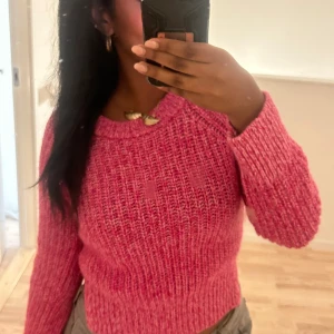 Rosa stickad tröja-Arket. - En stickad tröja från Arket. Super fin och en väldigt fin rosa färg och passar perfekt nu till sommaren. Väldigt bra skick använt den 3 gånger. Priset går att förhandla vid snabb affär. 