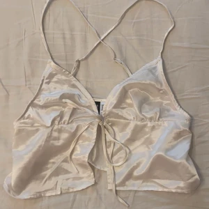 Topp  - Storlek S aldrig använd i satin material 