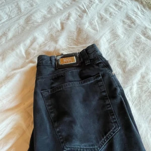 Hugo boss jeans - Svarta Hugo boss i bra skick. Sparsamt använda och ser bra ut. Storlek W 33 och L 34