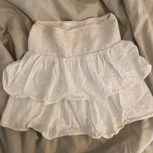 Vit volangkjol  - Säljer denna söta vita volangkjolen från Kappahl i storlek 146-152, men passar mig som vanligtvis har xs/s och är 162cm lång😊
