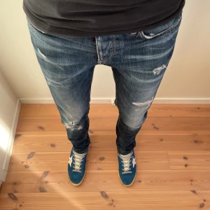 Jack and jones jeans - Säljer dessa as feta jeansen från jack & jones. De är i en tajtare modell med massa slitningar.Jag är ungefär 180 och väger 68kg. Hör av er! 