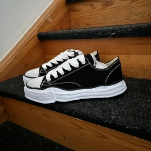 Maison Mihara - Maison Mihara, storlek 44, ingår box, ett annat typ av skosnören. Och solskydds påse runt varje sko