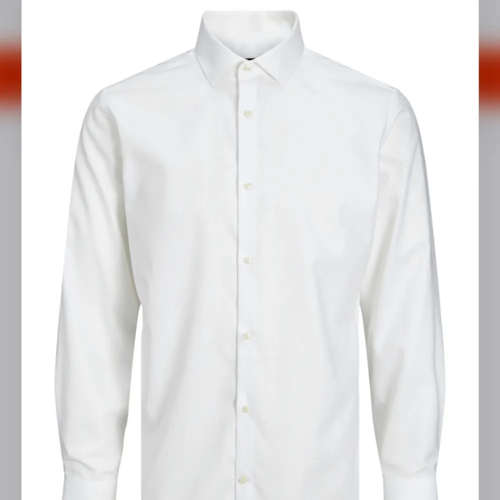 2 nya skjortor en ljus blå och en vit från jacka and Jones som visas på bilderna. aldrig använda bra kvalite  Kostar 600kr styck nya. Säljer båda för 199. För små för mig därför jag säljer dem . Skjortor.