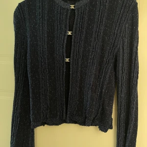 Chanel cardigan  - Använd och tvättad  Passar storlek small 
