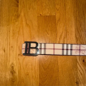 Burberry bälte - Bältet är aldrig använt och i toppskick! En liten detalj som kan få din outfit att gå från en etta till en tia. Bältet är 115cm långt.