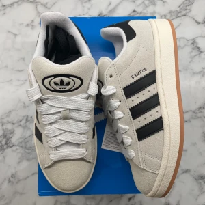 Adidas Campus 00s ”Crystal White” - Helt nya och oanvända Adidas Campus 00s ”Crystal White”. Storlek: 36. Pris: 1499. Skicka ett meddelande vid intresse. Köp tryggt och snabbt hos oss. Många nöjda kunder😊