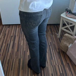 lågmidjade bootcut jeans med snygga fickor - Så coola lågmidjade bootcut jeans med detaljer i fickan! Perfekta till en sommarkväll! Svåra att få tag i sverige då de är köpta i Italien! Storlek 34 men skulle nog säga att de även kan passa någon med storlek 36. Skriv privat om ni har fler frågor!