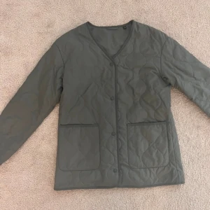 Grön vår jacka - En jacka ifrån uniqlo i nytt skick, skriv för egen bilder. Pris kan diskuteras😊💞