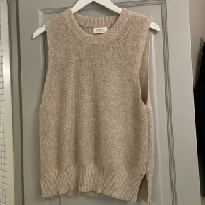 Stickad bäst från Only - Fin stickad väst från ONLY, aldrig använd så fint skick