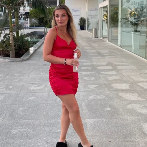 Klänning - Siden klänning. Med korsande band i band och scrunsch i rumpan