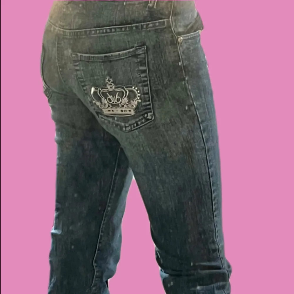 Säljer ett par Victoria beckham jeans! Är ca 172cm lång och de passar mig! De är lite trasig ner till vid slutet. Hör av för mer info eller mer bilder! 🫶 min spegel är fläckig, det är inte jeansen som är det!‼️ Kan även byta för något annat<3. Jeans & Byxor.