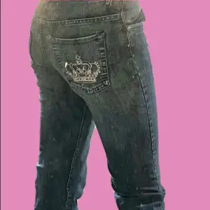 Säljer ett par Victoria beckham jeans! Är ca 172cm lång och de passar mig! De är lite trasig ner till vid slutet. Hör av för mer info eller mer bilder! 🫶 min spegel är fläckig, det är inte jeansen som är det!‼️