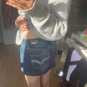 Lågmidjad mini jeans kjol från Levis🥰