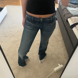 Vintage diesel jeans!! - Köpta på second hand i Irland för ca 1000kr!! Sååå fina jeans men sånna fina detaljer!💛