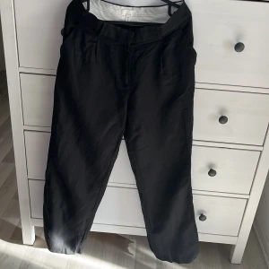Lågmidjade linnebyxor - Skitsnygga svala lågmidjade linnebyxor från h&m med vit kant som man kan vika över. Storlek 38, perfekt skick. (BVSA) Billigare vid snabb affär, finns katt i hemmet!