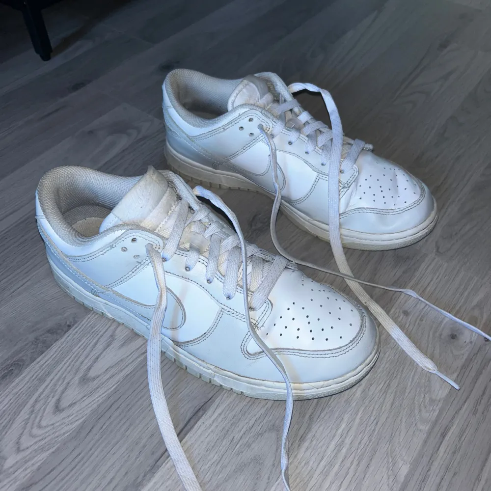 Nike från merch Sweden, köpt ett par nya så använder ej dessa. Storlek 39. Skor.