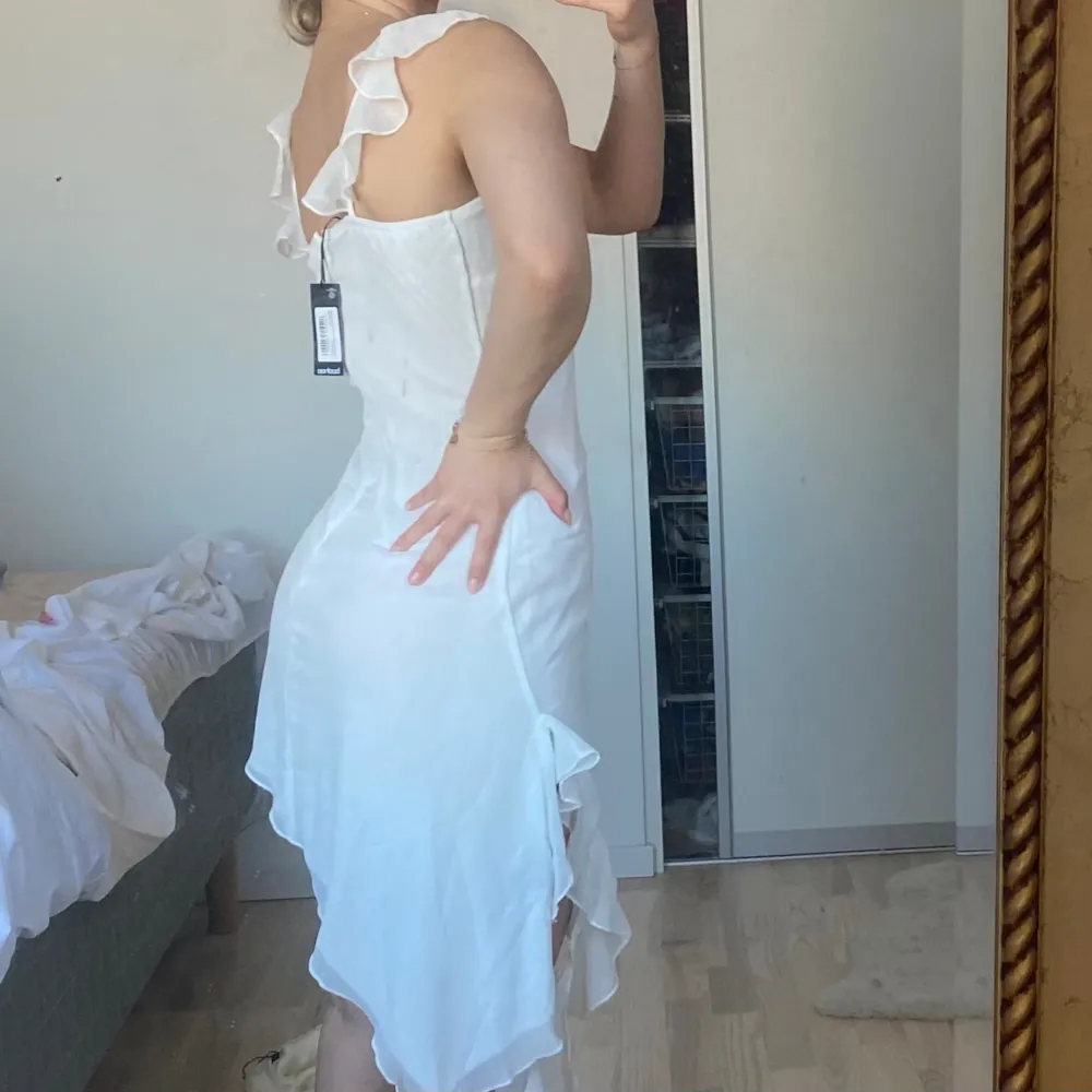 Helt nytt skick! Så fin vit klänning, skulle passa som studentklänning❣️ . Klänningar.