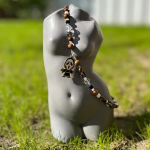 Handgjort halsband med Ghostface🤍 - Handgjort halsband med ädelstenspärlor. Bergkristall, Rökkvarts & Tigeröga!