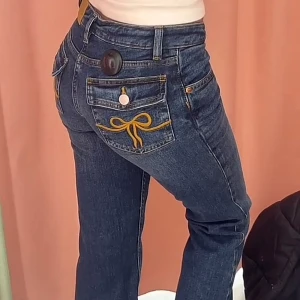 Monki bow jeans - Säljer dessa jättefina jeansen med söta rosetter på bakfickan. 🎀 passar även small. Lånade bilder💕