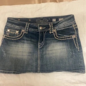 MissMe kjol - Säljer min lågmidjade minikjol från missme då jag inte använder den. Har ärft den och den är nästan omöjlig att få tag på då den inte säljs. Storlek 27/smal. Hör av dig för mer bilder. Klicka inte på köp ej