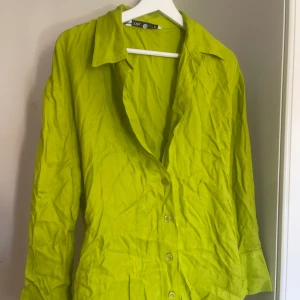 Grön klänning - Grönt kort klänning med öppning i ryggen! Super snygg till sommaren.