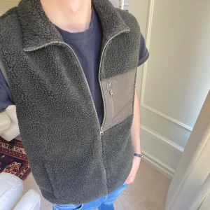Fleece väst  - Peak performance fleece/teddy väst perfekt till våren eller en svalare sommardag. Nypris runt 1300. Nästan helt ny endast använd två gånger.