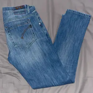 Tja!  Säljer ett par jäkligt feta dondup jeans i modellen George som är perfekta till sommarn och som dessutom är bara använda några få gånger. Tveka inte på att höra av dig om du har några frågor eller önskar fler bilder! 