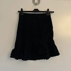 Svart kort kjol från Gina tricot  Storlek M  Använd 2-3 ggr  Inga fläckar 