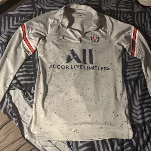 Psg tröja  - Säljer min Psg tröja som endast används en gång. Den är super bekväm och är i storlek s men passar även m. Köpte den för 900 och säljer den för 400. Pris kan diskuteras! 