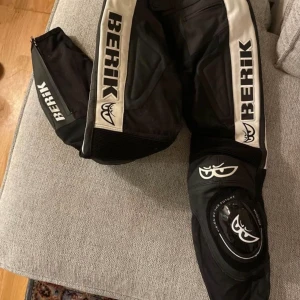 Berik mc-byxor  - Storlek 40 men som 36/38 i strl.  Benlängd ca 91 cm, smal passform. 