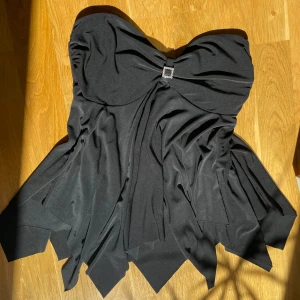 Topp  - Fin bandeu topp med rhinestone detalj 